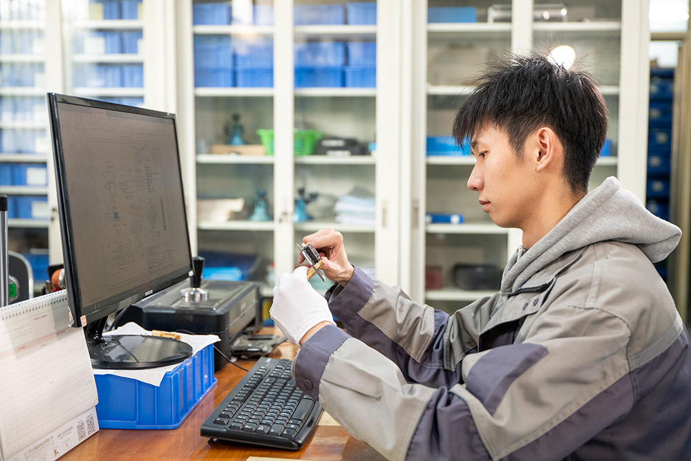 Técnico realizando una inspección dimensional con apoyo de registros digitales